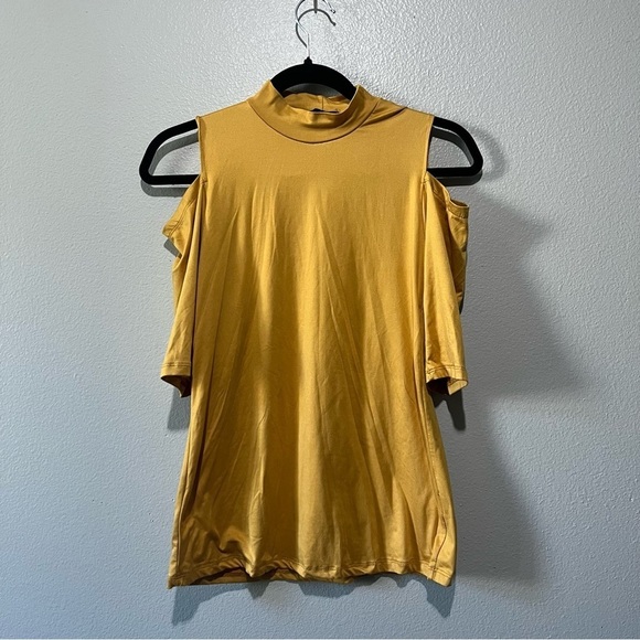 J for JUSTIFY- NEW Mustard Yellow Mock neck Top with Cut Out Shoulders Size S - Picture 1 of 3
